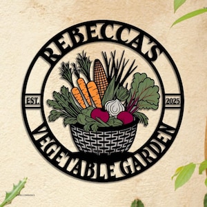 Può includere: Un cartello in metallo nero con il testo "Rebecca's Vegetable Garden Est. 2025" e un cesto di verdure che include carote, mais, aglio e barbabietole.
