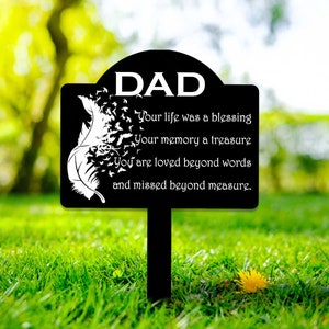 Può includere: Paletto da giardino in metallo nero con un design a piuma bianca e uccelli. Il paletto ha il testo "DAD" in alto e il testo "Your life was a blessing Your memory a treasure You are loved beyond words and missed beyond measure."