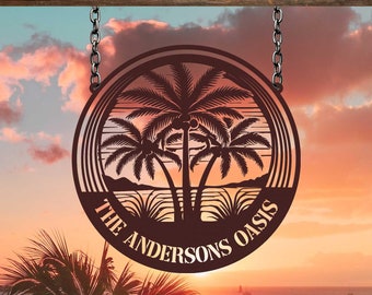 Könnte beinhalten: Ein Metallschild mit einem Sonnenuntergangs-Hintergrund und Palmen. Das Schild lautet "The Andersons Oasis".