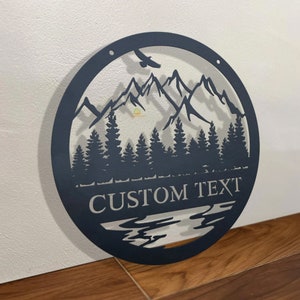 Letrero metálico personalizado de cabaña, letrero metálico personalizado de bosque de montaña, arte mural metálico natural, letrero metálico de colina y árboles, decoración de cueva de hombre