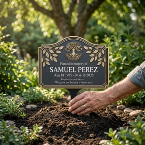 Peut inclure: Plaque commémorative noire et dorée avec le nom SAMUEL PEREZ, les dates du 18 août 1985 au 15 mars 2025 et le texte « À jamais dans nos cœurs. Nous grandissons, mais pas sans vous. » La plaque est plantée dans le sol.