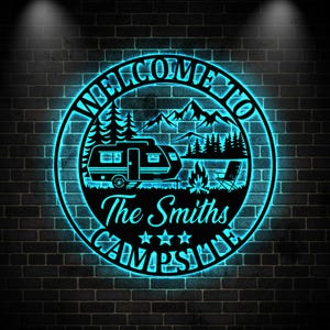 キャンプ用メタルサイン、ハッピーキャンパーサイン、RVデコレーション、キャンパーサイン、キャンプ場サイン、キャンプステーク、キャンプ場デコレーション、屋外デコレーションをパーソナライズ。