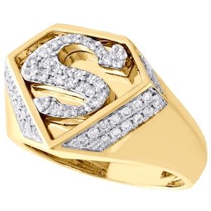 Anillo personalizado con inicial del logotipo de Superman y moissanita helada con diamantes de oro rosa de 10 quilates. Anillo con busto hacia abajo. Joyería de raperos. Anillo de campeonato.