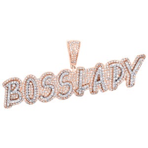 Colgante BOSS LADY para mujer, con moissanita VVS1 de 1,50 quilates y diamantes, totalmente esmaltado, en oro rosa de 10 quilates, con letras personalizadas de estilo hip hop.