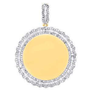 Puede incluir: Un colgante redondo con un centro de oro liso rodeado por una doble fila de diamantes talla baguette. El colgante está unido a una argolla con diamantes talla baguette.