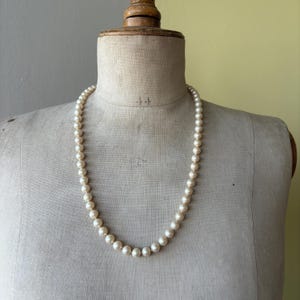 Lovely 63cm vintage cream knotted faux pearl necklace | retro 1950s classic creamy pearls imitation pearl necklace mid century bridal pearls