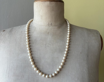 Lovely 63cm vintage cream knotted faux pearl necklace | retro 1950s classic creamy pearls imitation pearl necklace mid century bridal pearls