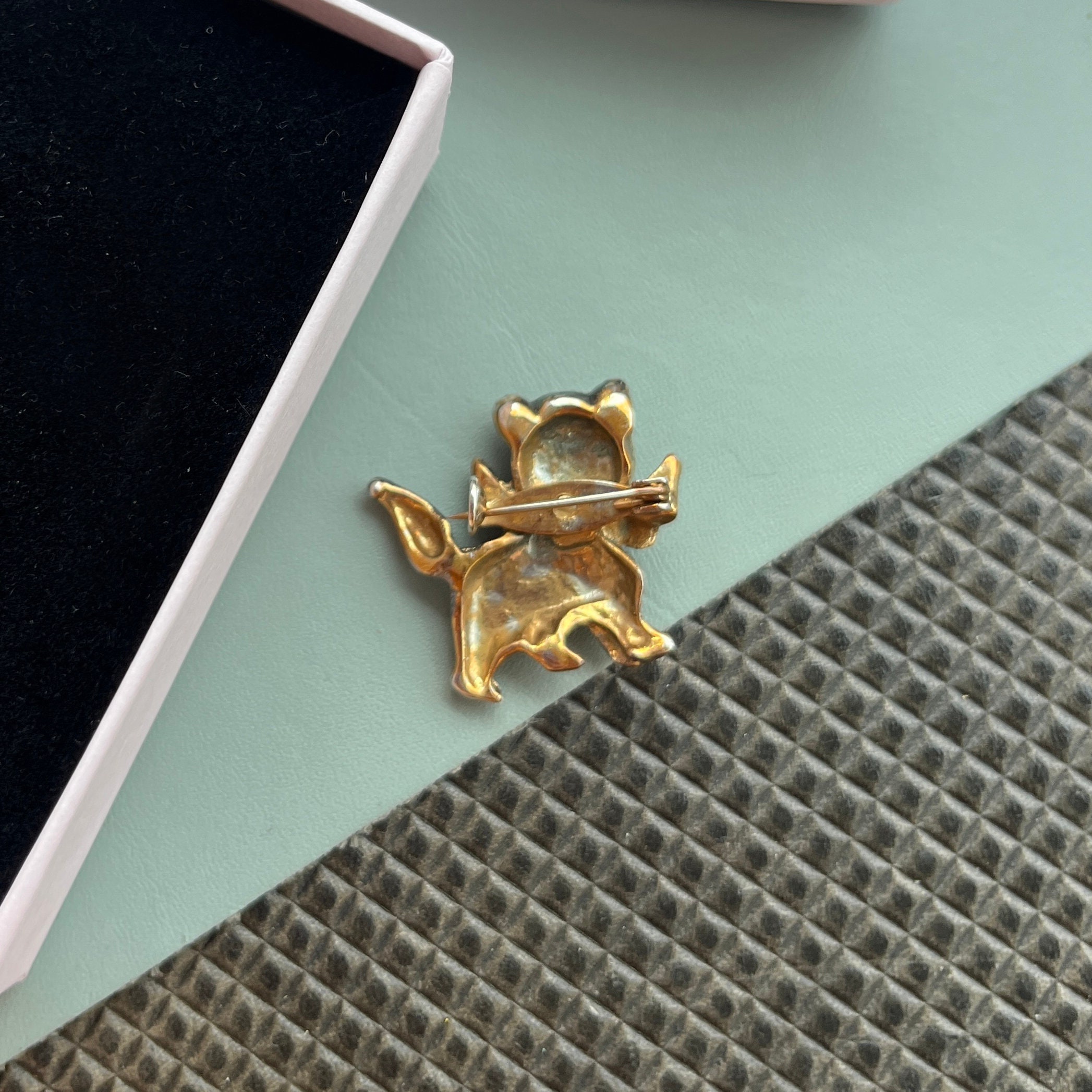 Broche Vintage Chat Sur Branche - Métal Doré Mat Et Brillant - Occasion - Réf. Y150