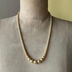 Schöne vintage cremefarbene lange Glasperlenkette | retro 1950er Jahre dreireihige Perlenkette Perlenschmuck Mitte Jahrhundert braut Hochzeit