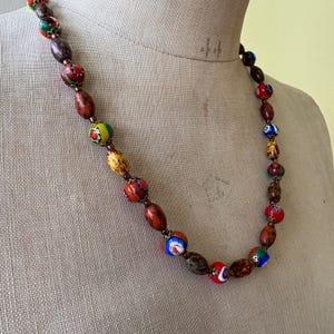 Schöne Vintage Venezianische Murano Glas Millefiori Perlenkette | Art Deco Perlenkette aus italienischem Murano Glas braun bunt, Murano Glas