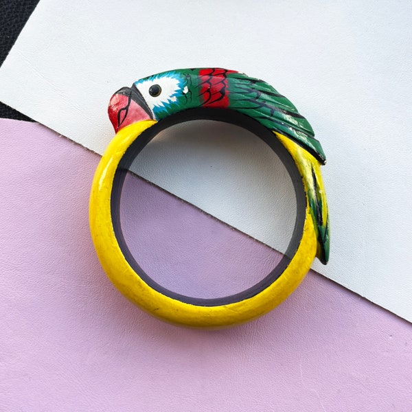 Vintage 1980er Jahre Bunte Papagei Armreif | Handbemalter tropischer Papagei Armreif 1970er 1980 Statement Schmuck retro tiki Armband gelb