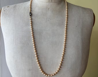 Élégant collier de perles de verre nouées crème de 82 cm de long, collier de perles crème du milieu du siècle, longs bijoux de perles vintage