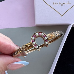Antike 15 Karat Gold Victorian Pink Paste und Perle Hufeisen Armreif | Viktorianischer gold Armreif, Glücksbringer Schmuck, antiker Hufeisenschmuck