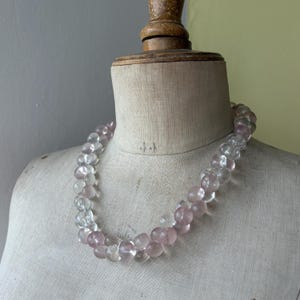 Collar vintage de acrílico translúcido Lucite de mediados de siglo / Collar de cuentas vintage, collar de burbujas, joyería acrílica de mediados de siglo