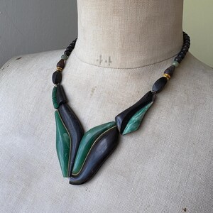 Collar llamativo francés vintage verde y negro de mediados de siglo / Collar escultural vintage negro y verde de los años 70, collar vintage