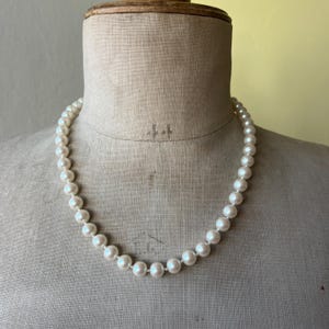 Beautiful vintage white imitation pearl necklace | retro 1950s classic white pearls faux pearls necklace jewellery mid century bridal pearls