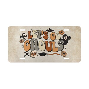 Placa de licencia frontal de Halloween Let's Go Ghouls - Etiqueta de licencia de tocador frontal de temporada espeluznante - Placa de licencia para mujeres - Estética campestre Tan background