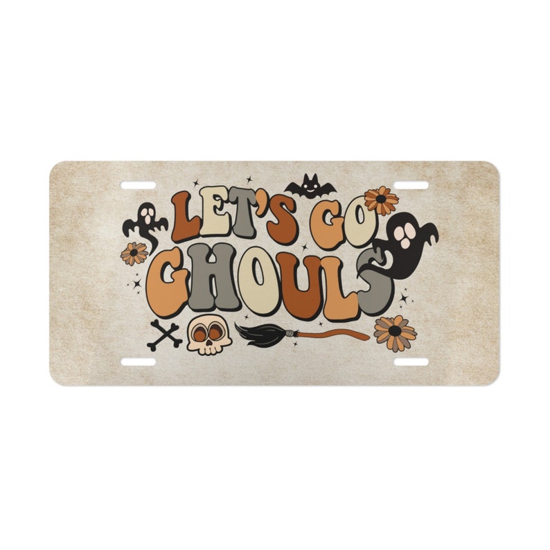 Placa de licencia frontal de Halloween Let's Go Ghouls - Etiqueta de licencia de tocador frontal de temporada espeluznante - Placa de licencia para mujeres - Estética campestre Tan background