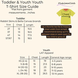 K&ouml;nnte beinhalten: Eine Tabelle mit Gr&ouml;&szlig;entabellen f&uuml;r T-Shirts f&uuml;r Kleinkinder und Jugendliche. Die Tabelle enth&auml;lt die Gr&ouml;&szlig;e, den Brustumfang in Zoll, die L&auml;nge in Zoll und die Altersgruppe. Die Tabelle ist mit "Toddler & Youth Youth T-Shirt Size Guide" betitelt.