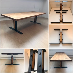 Puede incluir: Una mesa de centro de madera con un acabado de madera natural y patas de metal negro. Las patas están hechas de dos piezas de metal que se unen en el medio con un bloque de madera. La mesa está sobre un suelo de madera clara.