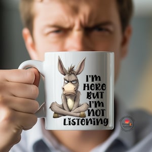 Tazza divertente con asino – Sono qui ma non ascolto – Tazza da caffè sarcastica per colleghi, regalo per ufficio, tazza con umorismo sul posto di lavoro