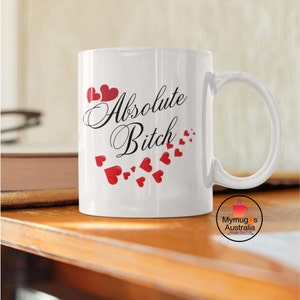 Taza de café "Absolute Bitch", escritura atrevida, corazones rojos, regalo