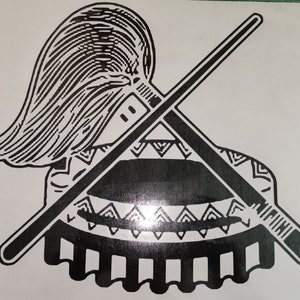 Puede incluir: Gráfico en blanco y negro de una figura con pelo largo, espadas cruzadas y una falda decorativa. El diseño es una ilustración estilizada, probablemente una calcomanía, con líneas limpias y una estética audaz.