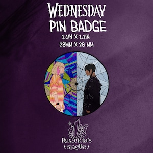 Könnte beinhalten: Ein runder Anstecker mit zwei Figuren aus der Serie Wednesday. Die Figuren stehen vor einem Buntglasfenster mit einem Spinnennetz-Design. Der Text "WEDNESDAY PIN BADGE" befindet sich oben im Bild. Der Text "1.1IN X 1.1IN" und "28MM X 28 MM" befindet sich unter dem Titel. Der Text "Ruxanda's spells" befindet sich unten im Bild.