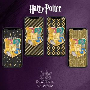 Könnte beinhalten: Drei verschiedene Harry-Potter-Handy-Hintergründe mit den Wappen der Hogwarts-Häuser. Jedes Hintergrundbild hat ein anderes Hintergrundmuster: Streifen, geometrisch und Wellenmuster. Die Wappen sind golden mit einem schwarzen H in der Mitte und zeigen verschiedene Tiere.