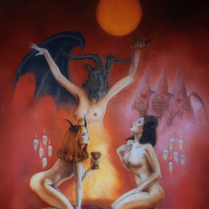Puede incluir: Una pintura que representa una figura desnuda con cabeza de cabra y alas, sosteniendo una copa. Otras dos figuras desnudas se arrodillan ante la figura central, una de ellas sosteniendo una copa. El fondo es de color rojo y naranja con un gran círculo naranja en la parte superior central.