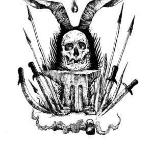 Könnte beinhalten: Eine Schwarzweißillustration eines Schädels mit Hörnern auf einem Amboss. Der Schädel ist von einer Vielzahl von Waffen umgeben, darunter Schwerter, Dolche und Speere.