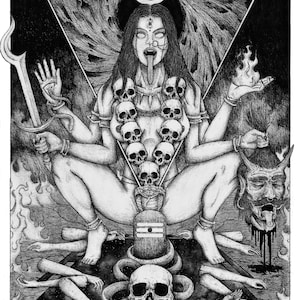 Puede incluir: Una ilustración en blanco y negro de una deidad con múltiples brazos, que lleva un collar de cráneos y está sentada sobre un lingam. La deidad tiene un tercer ojo y una lengua larga. El fondo es un vórtice en espiral.