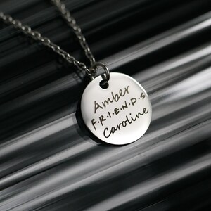 Edelstahl graviert FRIENDS Halskette | Personalisierte Namenskette | Individuelles Geschenk für Freund | Silber Halskette | Überrasche deine Freundin