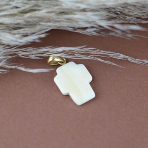 Schicker weißer Bernstein Unisex Kreuz Anhänger | Edelstein Anhänger für Frauen | Handgemachter baltischer Bernstein Schmuck | Naturschmuck |