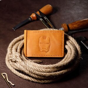 Billetera de cuero hecha a mano con clip para billetes para hombre, roja con relieve de Iron Man, regalo clásico personalizado