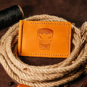 Billetera de cuero hecha a mano con clip para billetes para hombre: Hulk rojo en relieve: regalo clásico personalizado