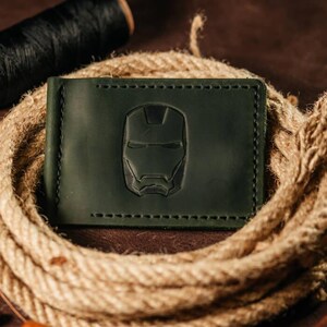 Billetera de cuero hecha a mano con clip para billetes para hombre, color verde con relieve de Iron Man, regalo clásico personalizado