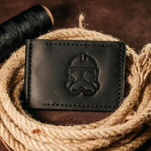 Billetera de cuero con clip para billetes hecha a mano para hombre, color negro con grabado de soldado clon, regalo clásico personalizado