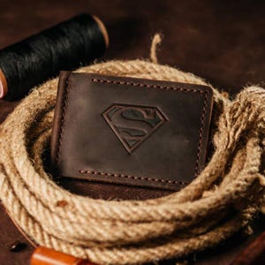 Billetera de cuero hecha a mano con clip para billetes para hombre, color marrón con el logo de Superman en relieve, regalo clásico personalizado