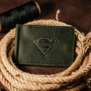 Billetera de cuero hecha a mano con clip para billetes para hombre, color verde con el logo de Superman en relieve, regalo clásico personalizado