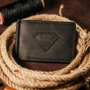 Handgefertigte Geldklammer aus Leder für den Mann – Schwarz mit super man Prägung