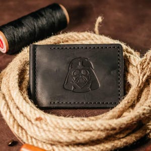 Handgefertigte Geldklammer aus Leder für Herren – Schwarz mit Darth Vader Prägung – Klassisches, personalisiertes Geschenk