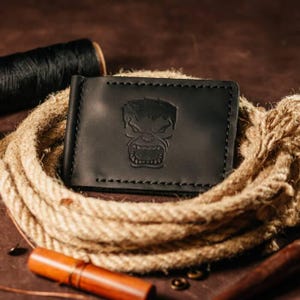 Handgefertigte Geldklammer aus Leder für Herren – Schwarz mit Hulk-Prägung – Klassisches, personalisiertes Geschenk