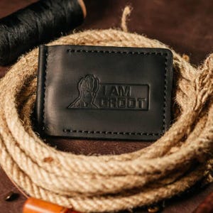Billetera de cuero con clip para billetes hecha a mano para hombre, color negro con el logo de "I am groot" grabado en relieve. Regalo clásico personalizado