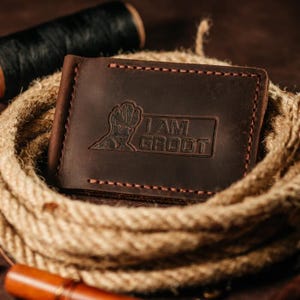Billetera de cuero hecha a mano con clip para billetes para hombre, color marrón con el texto "I am groot" grabado en relieve. Regalo clásico personalizado