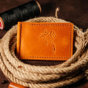 Billetera de cuero hecha a mano con clip para billetes para hombre: la roja con el logo de Thor en relieve: regalo clásico personalizado