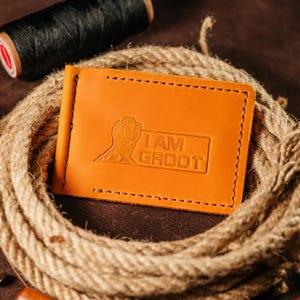 Billetera de cuero hecha a mano con clip para billetes para hombre: roja con el logo de "I am groot" grabado en relieve: regalo clásico personalizado