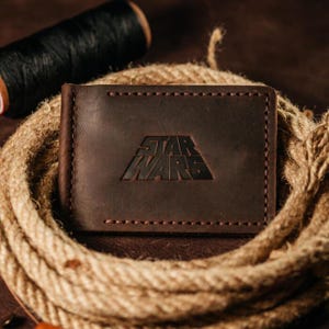 Billetera de cuero hecha a mano con clip para billetes para hombre, color marrón con relieve de Star Wars, regalo clásico personalizado