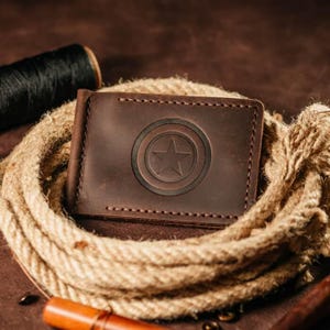 Billetera de cuero hecha a mano con clip para billetes para hombre, color marrón con el escudo del Capitán América grabado en relieve, regalo clásico personalizado
