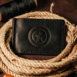 Billetera de cuero hecha a mano con clip para billetes para hombre, color negro con el escudo del Capitán América grabado en relieve, regalo clásico personalizado